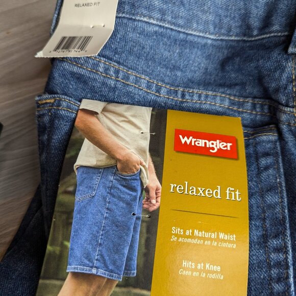 NWT Wrangler Relaxed Fit Men's Shorts Size 32 Sits at Natural Waist Hits Knees - Picture 8 of 16